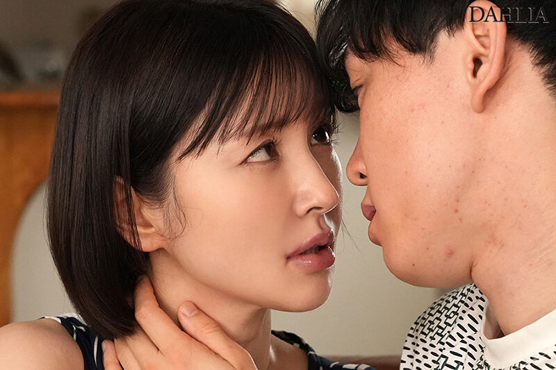 【巨乳 角奈保】夫の不在中、欲求不満の人妻が唾液を絡ませ自ら腰を振る。接吻中出し不倫 角奈保｜1dldss00404