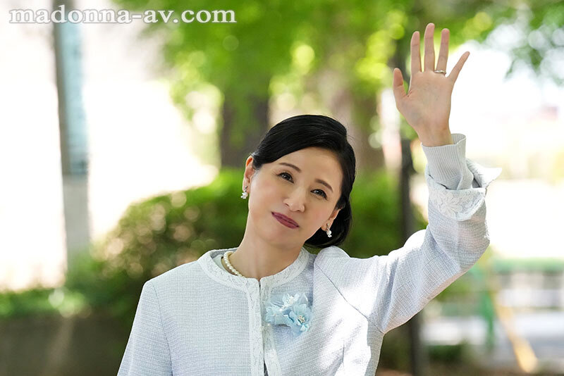 【童貞 月野ゆりね】元芸能人の人妻Madonna専属第2弾！！初ドラマ作品！！ 卒業式の後に…大人になった君へ義母からの贈り物―。 月野ゆりね｜juq00430