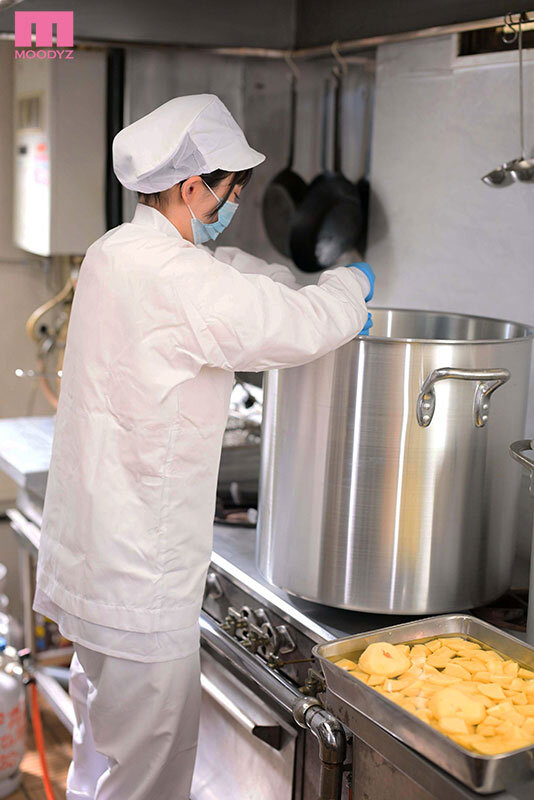 【潮吹き 碓氷なつめ】月～金まで毎日子どもの健康を支える地味な給食調理士がチ●ポハメられ即イキ！！お漏らしアクメしちゃいました！！ 脱いだら実はキレイでシコい体の隠れ美巨乳ちゃん。気持ちよすぎて絶頂しまくりAVデビュー なつめちゃん（21） 碓氷なつめ｜mifd00711